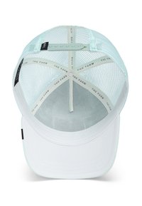 Casquette en maille bleu clair avec une visière blanche, dotée d'une fermeture à pression et d'un logo répété à l'intérieur. L'intérieur a une texture lisse.