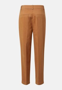 Pantaloni marroni su misura con un tessuto liscio, gambe affusolate e due tasche posteriori, caratterizzati da una cintura ben rifinita e cuciture pulite.