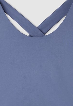 Niebieski top na ramiączkach z krzyżującymi się paseczkami na plecach, wykonany z gładkiego materiału. Posiada okrągły dekolt oraz jednolity kolor.