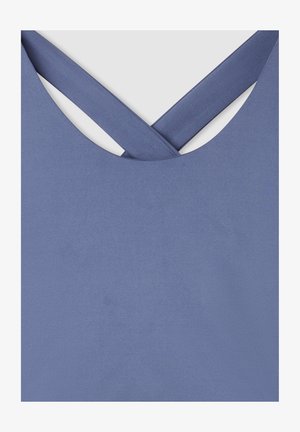 Top blu con spalline incrociate, realizzato in tessuto morbido. Presenta un collo arrotondato e un design di un colore uniforme.