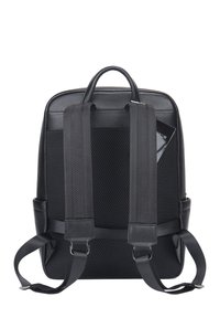 Zaino nero in pelle texture e rete sul retro. Ha due spallacci neri regolabili e una maniglia superiore per una facile portabilità.