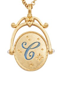 Kultainen riipuskaulakoru, jossa on ovaali medaljonki sinisellä "C:"-kirjaimella, tähtikoristeilla ja sivuilla helmiä. Tarkat yksityiskohdat ja teksturoitu pinta.