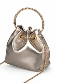 Bolso de mano con cordón en color dorado metálico, con un mango redondeado dorado y correa de cadena. Presenta una textura suave y ojales para el cierre.