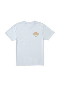 Camiseta de algodón de color azul claro con un escote redondo. Presenta un pequeño logotipo gráfico en el área del pecho izquierdo, que incorpora detalles en naranja y amarillo.