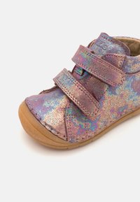 Fialová a duhová dětská bota se dvěma suchými zipy a světlou gumovou podrážkou. Má strukturovaný, třpytivý svršek a zaoblený design špičky.