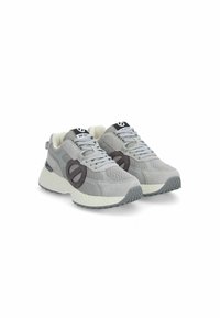 Lichtgrijze sport schoenen met een bovenwerk van mesh en suede, een kenmerkend logodetail en een gestructureerde rubberen zool voor grip.