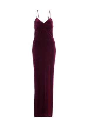 Robe maxi en velours bordeaux avec des bretelles spaghetti, un corsage ajusté et une fente latérale haute à la cuisse. La texture lisse met en valeur sa silhouette élégante.