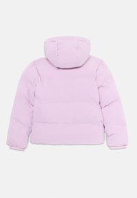 Chaqueta acolchada rosa con capucha, que presenta una textura acolchada y puños acanalados. El diseño de la parte trasera es sin costuras y tiene un acabado suave.