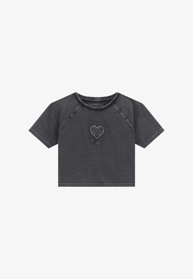 Tumehallest lõigatud t-särk pehmest materjalist. Omab ümmargust kaelust, lühikesi varrukaid ja südamekujundust, mis on kaunistatud metallist nööpidega.