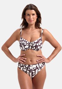 Dvoudílný bikini s hnědým a bílým abstraktním vzorem, s vystuženým topem, nastavitelnými ramínky a vysokými kalhotkami.