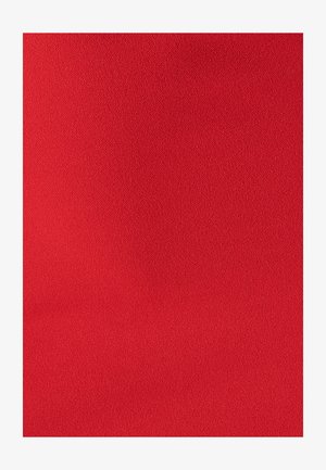 Tissu rouge avec une texture lisse, présentant une couleur unie sans motifs ni accents, adapté pour des applications en vêtements ou en tapisserie.