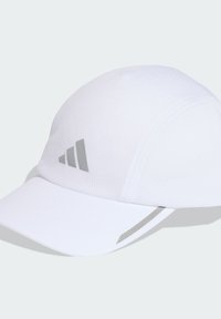 Cappello sportivo bianco con superficie testurizzata, presenta un logo argento e dettagli sul visiera e sul lato. Cinturino regolabile sul retro.