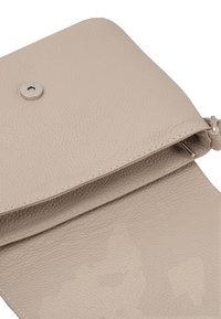 Portafoglio in pelle beige con finitura texturizzata, dotato di chiusura a pressione, bordi cuciti e un interno liscio per una migliore organizzazione.
