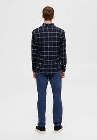 Selected Homme SLIMOWEN-BRUSHED NOOS - Skjorter - dark sapphire