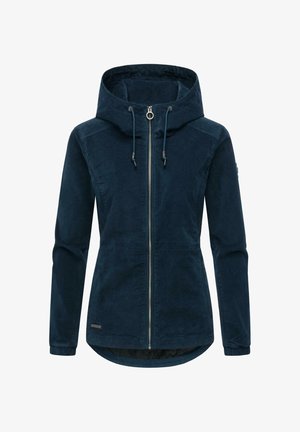 Granatowa kurtka z zamkiem błyskawicznym, kapturem, troczkami i miękkim, fakturowanym materiałem. Posiada zaokrąglony dół i minimalistyczne akcenty w projekcie.