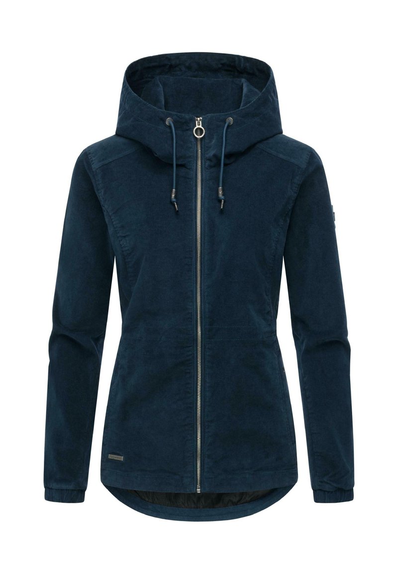 Marineblå jakke med lynlåslukning, hætte, justerbare snore og blødt, tekstureret stof. Har en afrundet kant og minimalistiske designaccents.