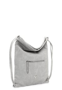 Sac à bandoulière en cuir perforé gris clair avec poche avant zippée, sangle ajustable et logo métallique subtil sur le bas devant.