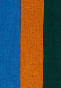 Tessuto lavorato a maglia con tre strisce verticali: blu, arancione e verde scuro. Superficie strutturata con cuciture uniformi e colori vivaci.