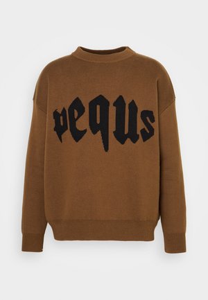 Brun strikket genser med høy hals, som har store, fete svarte bokstaver som står "pequs" på forsiden. Løs passform.