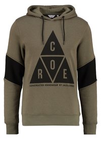 Felpa verde oliva con un grafico nero a triangolo, che presenta il testo "CORE" e "CONSTRUCTED JEANSWEAR BY JACK & JONES" in nero. Accenti neri sulle maniche.