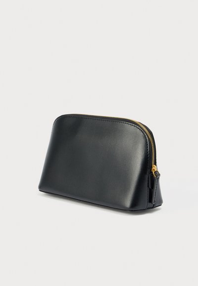 Μαύρο δερμάτινο θήκη με απαλό υφή, στρογγυλεμένο σχήμα και χρυσή φερμουάρ. Μινιμαλιστικός σχεδιασμός χωρίς σχέδια ή επιπλέον διακοσμητικά στοιχεία.