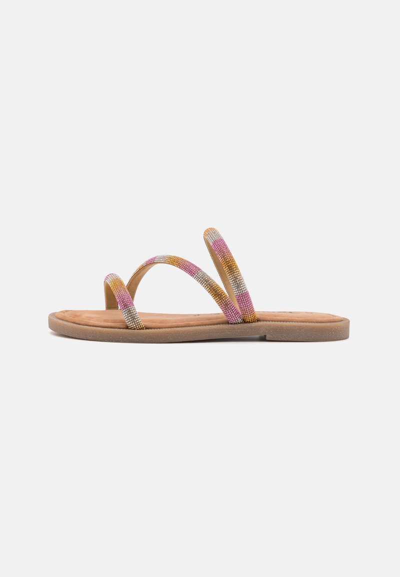 Sandal s dvoma korálkovými, viacfarebnými popruhmi v zlatej, ružovej a striebornej farbe na béžovej polstrované podrážke a plochou vonkajšou podrážkou.