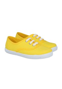 Zapatillas de lona amarillas con suelas de goma blancas, punta redondeada y tres ojetes para cordones, con una textura suave y un diseño minimalista.