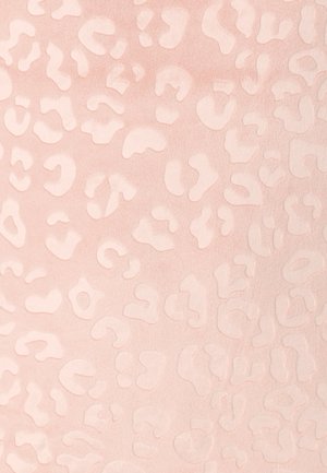 Roze textiel met een subtiel luipaardprintpatroon in verschillende tinten roze, met een glad oppervlak en een zachte uitstraling.