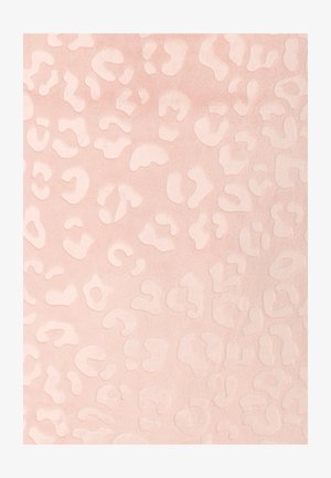 Tela rosa texturizada con un sutil estampado de leopardo en diferentes tonos de rosa, con superficie suave y apariencia delicada.