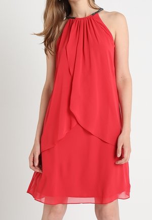 Rode halterjurk van lichtgewicht stof met een vloeiende snit, voorzien van plooien en een met kralen versierde halslijn.