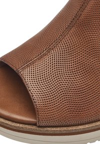 Tamaris Pantofle na podpatku - cognac struct