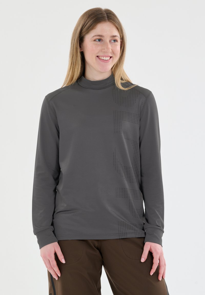 Harmaa pitkähihaisen paita, jossa on korkea kaulus ja hienovarainen pistekuvio toisella puolella, valmistettu sileästä ja kevyestä kankaasta.