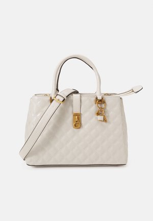 Borsa a tracolla in crema trapuntata con dettagli in oro, manici doppi, tracolla rimovibile e un accento a lucchetto. Presenta un design elegante e strutturato.