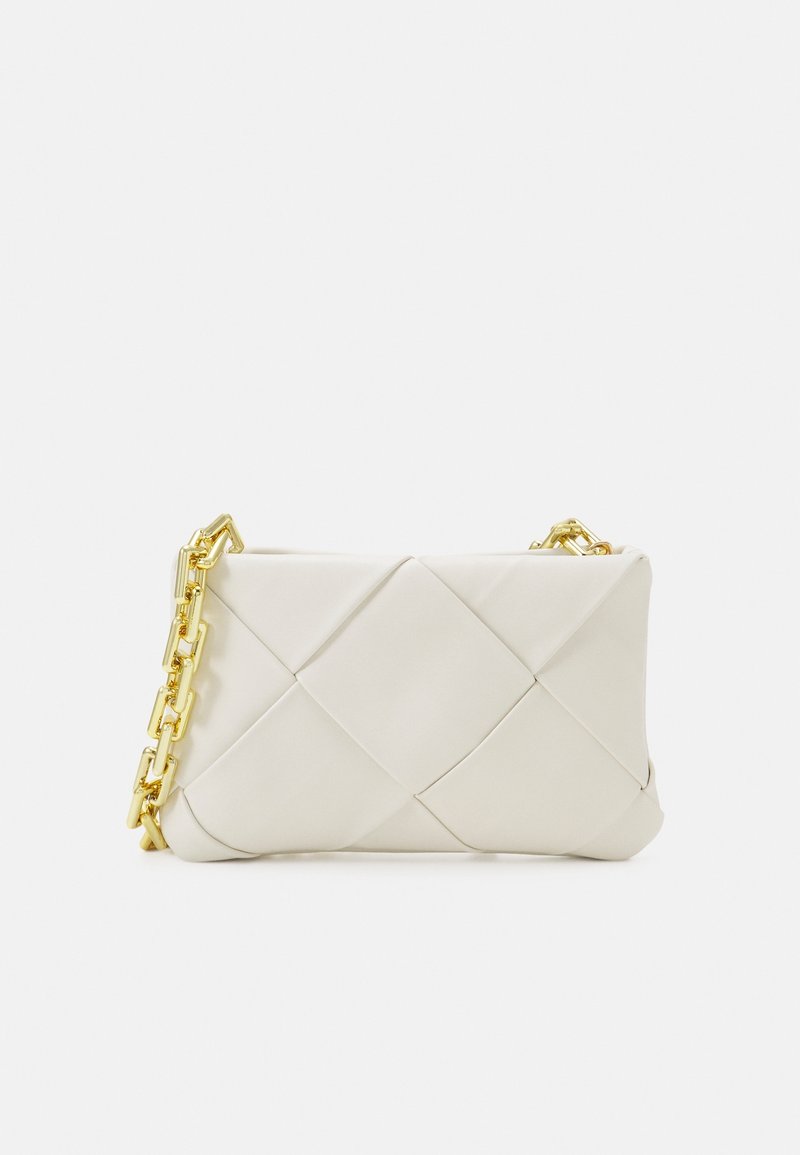 Pochette en cuir blanc doux tissé avec une grande chaîne dorée en bandoulière sur fond uni.