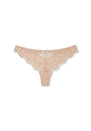 String en dentelle rose pâle, avec un motif floral, des bords festonnés et un petit noeud à l'arrière. Semi-transparent avec un tissage texturé.
