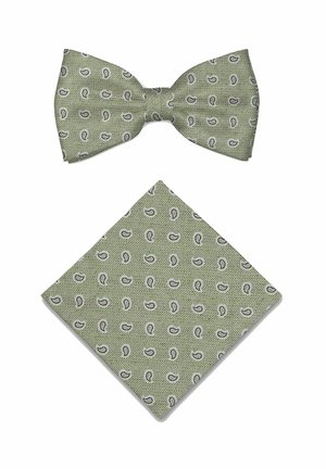 Nœud papillon vert clair et pochette assortie avec un motif paisley subtil et une texture en chevrons diagonaux sur fond blanc.