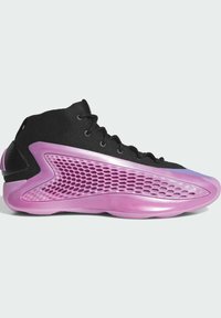 Vysoké sportovní boty s černým látkovým svrškem, růžovou tvarovanou mezipodešví s plástvovou strukturou a zesílenými otvory pro tkaničky.