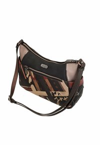 Bolso de hombro negro y beige con patrones gráficos, materiales de cuero y tela, bolsillos con cremallera y correa ajustable marrón.