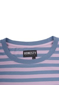 Gestreiftes T-Shirt in Helllila und Tannengrün, aus Baumwolle, runder Ausschnitt, mit einem schwarzen Etikett mit der Aufschrift "EHRLICHKEIT REGIERT", Größe L.