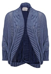 Cárdigan de punto en tonos azules variados con abertura frontal, diseños de trenzas y canalé, que presenta una tela texturizada y mangas largas.