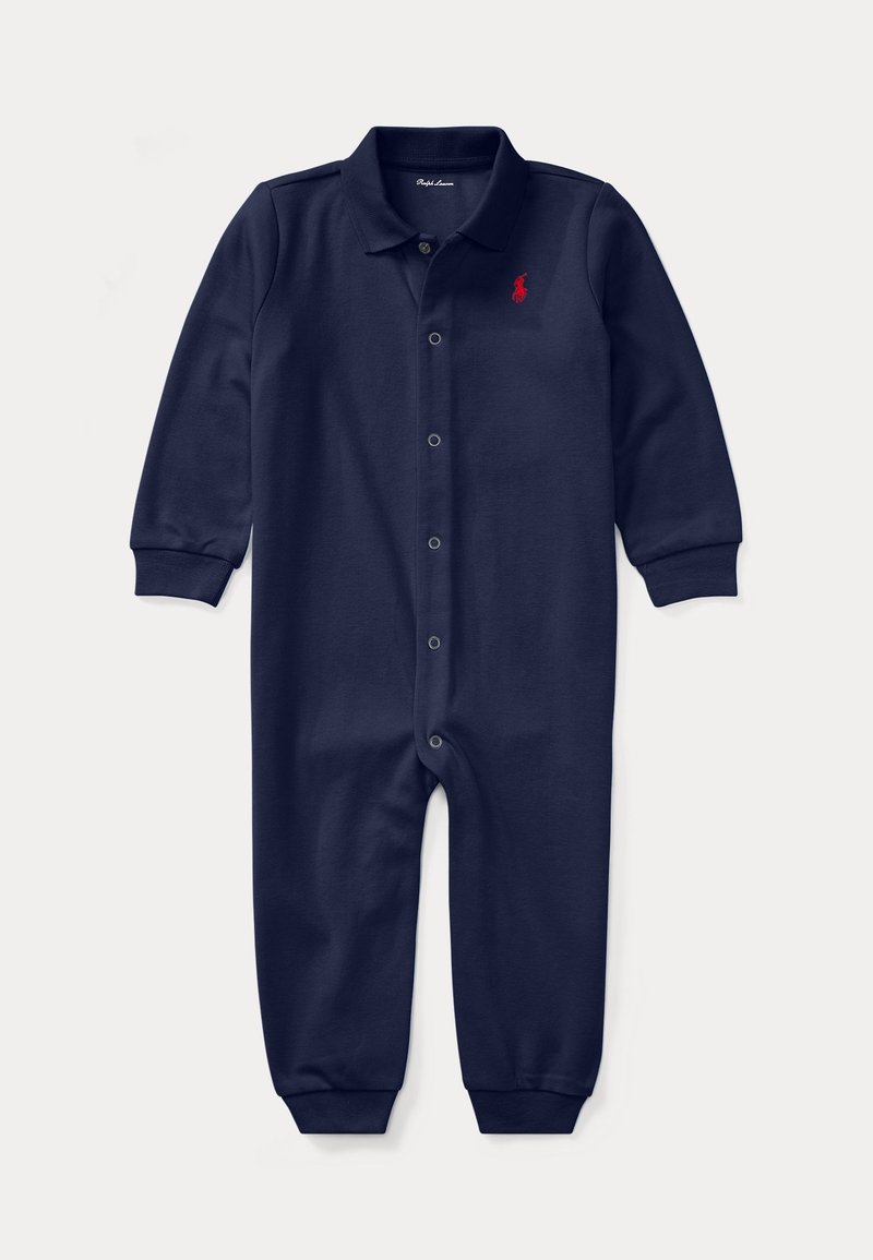 Granatowy body z długim rękawem wykonane z miękkiego materiału, z zapięciem na guziki z przodu oraz czerwonym logo polo na lewej piersi. Gładka faktura, ściągacze na mankietach.