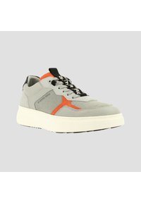 Grijze sneaker met een gestructureerde bovenkant, oranje accenten, zwarte veters met witte letters en een dikke witte zool.
