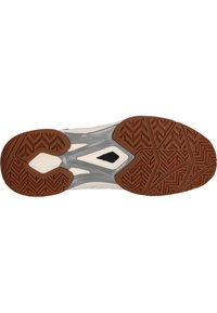 Skoled med ett brunt gummimönster, ljusgrå och vit design, samt ett texturerat område för grepp. Fåra detaljer för bättre grepp.