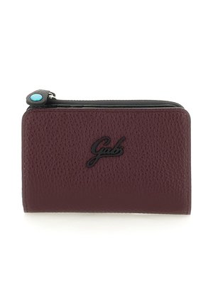 Portafoglio in pelle testurizzata rosso scuro con zip nera e linguetta per la zip turchese, dotato del logo nero "Gabs" sulla parte anteriore.