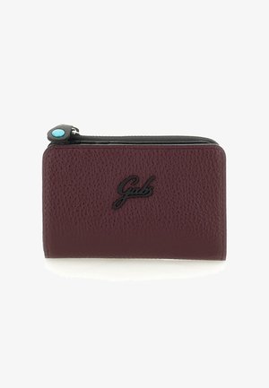 Portafoglio in pelle testurizzata rosso scuro con zip nera e linguetta per la zip turchese, dotato del logo nero "Gabs" sulla parte anteriore.