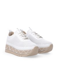 Hvite perforerte sneakers med en strukturert tan såle. Har en tykk plattform og geometrisk mønster på sålen. Snøring design.