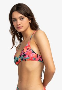 Kvetinový bikiny top s čiernym pozadím, zdobený živými ružovými, oranžovými a teal kvetmi. Nastaviteľné tenké ramienka s trojuholníkovým dizajnom.