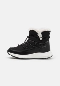 Stivaletto invernale nero con colletto in pelliccia sintetica, materiale impermeabile, design con lacci e suola bianca a contrasto con battistrada testurizzato per una migliore aderenza.
