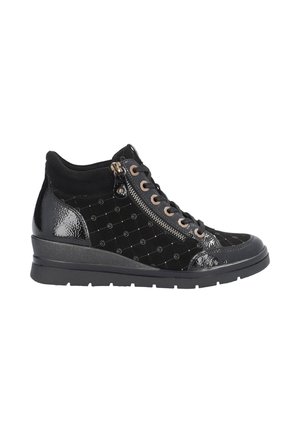 Sneaker montante noire avec motif matelassé, accents brillants en vernis, fermeture éclair sur le côté et design à lacets avec œillets dorés et semelle sombre.