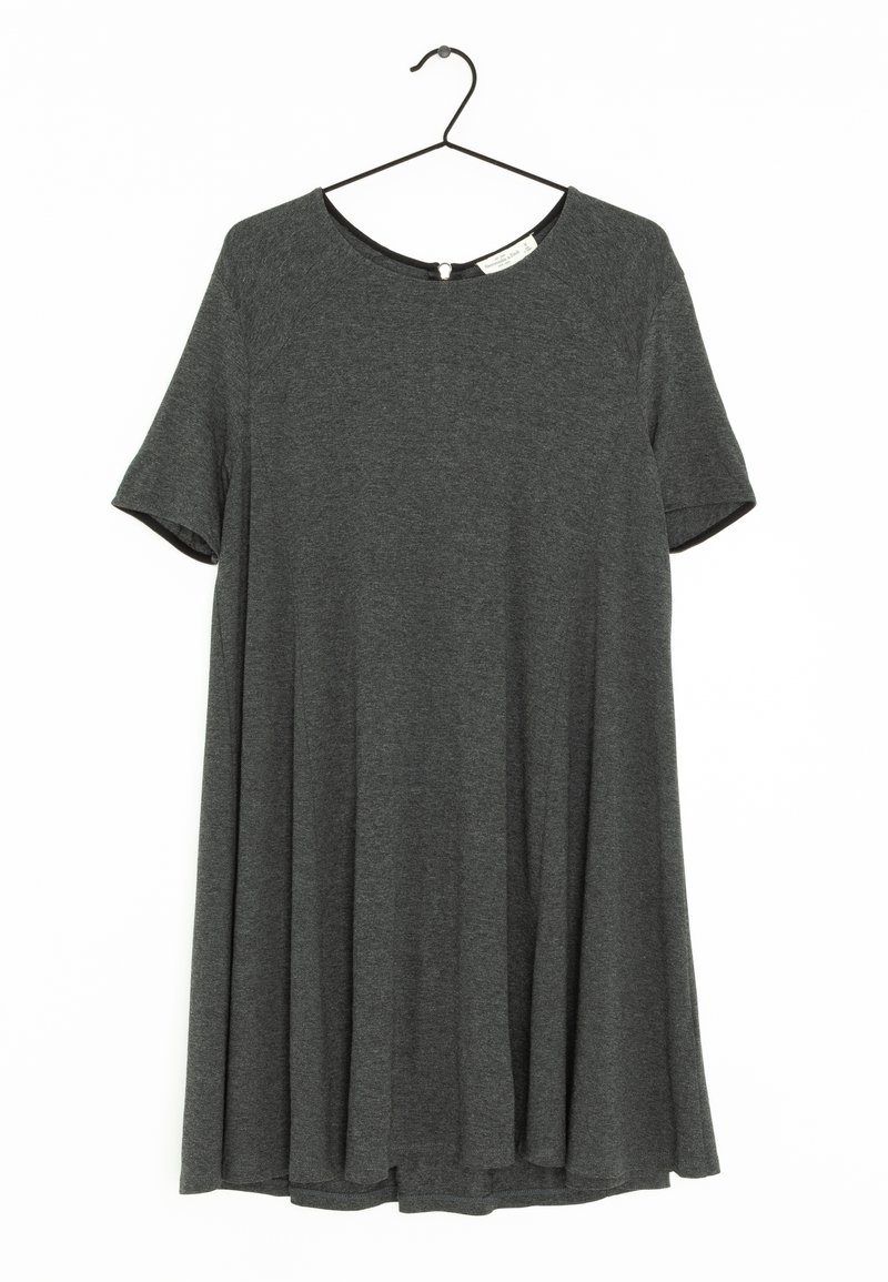 Vestido de manga corta, de color gris oscuro, hecho de una tela suave, con un escote redondo y una forma ligeramente acampanada, que cuenta con un cierre de gancho en la parte posterior.
